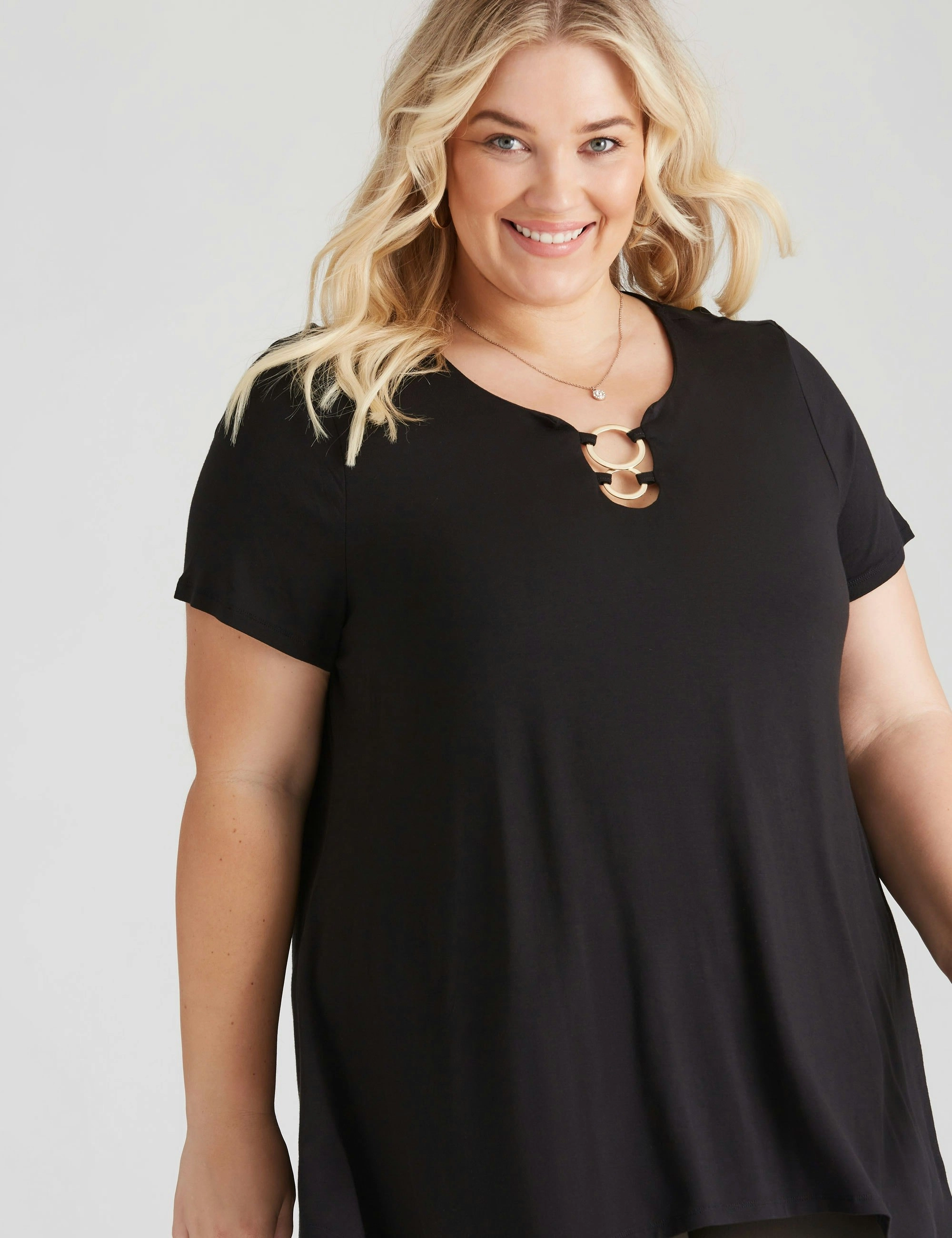 beme Short Sleeve Ring Detail Sharkbite Hem Top (Black)